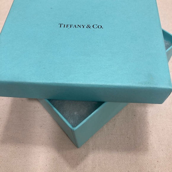 Authenticated Tiffany & Co. thick sterling silver chain bracelet heart charm 🩵 - Picture 6 of 9